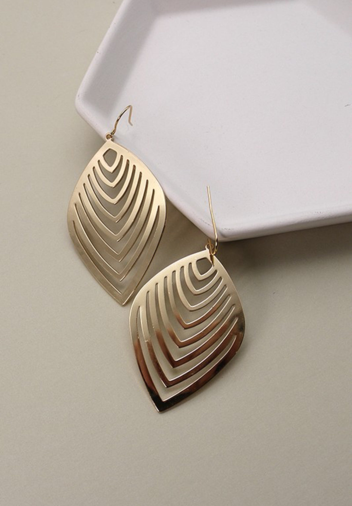 Cutout leaf drop earrings